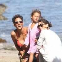 Halle Berry spends her 45th birthday on Malibu Beach photos | Picture 59773